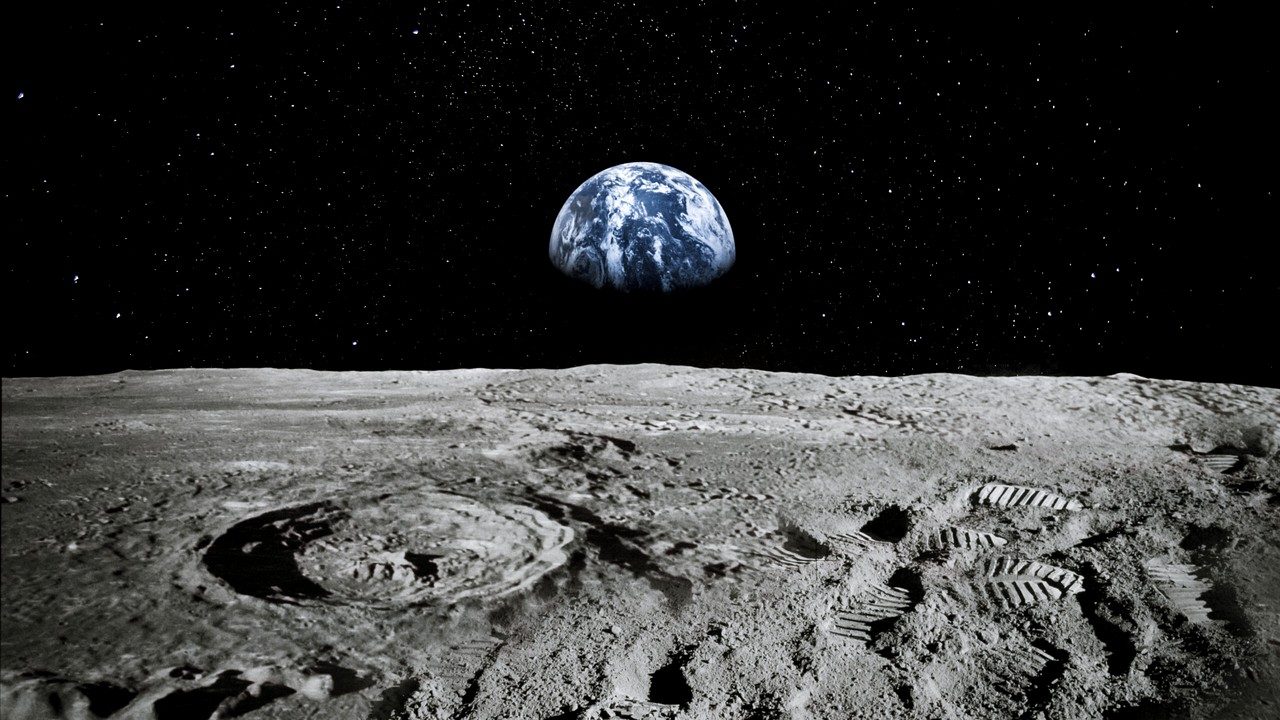 o noua luna a pamantului