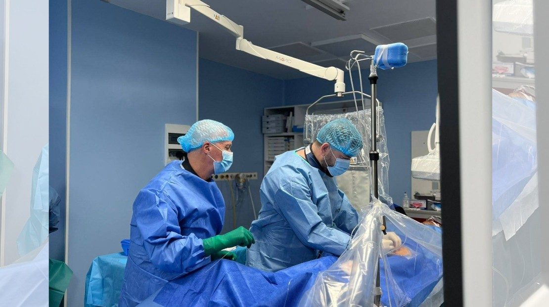 Tehnica BATMAN, utilizată în premieră națională într-un caz complex de insuficiență mitrală, sub coordonarea Dr. Iulian Călin 4 Tehnica BATMAN, utilizată în premieră națională într-un caz complex de insuficiență mitrală, sub coordonarea Dr. Iulian Călin